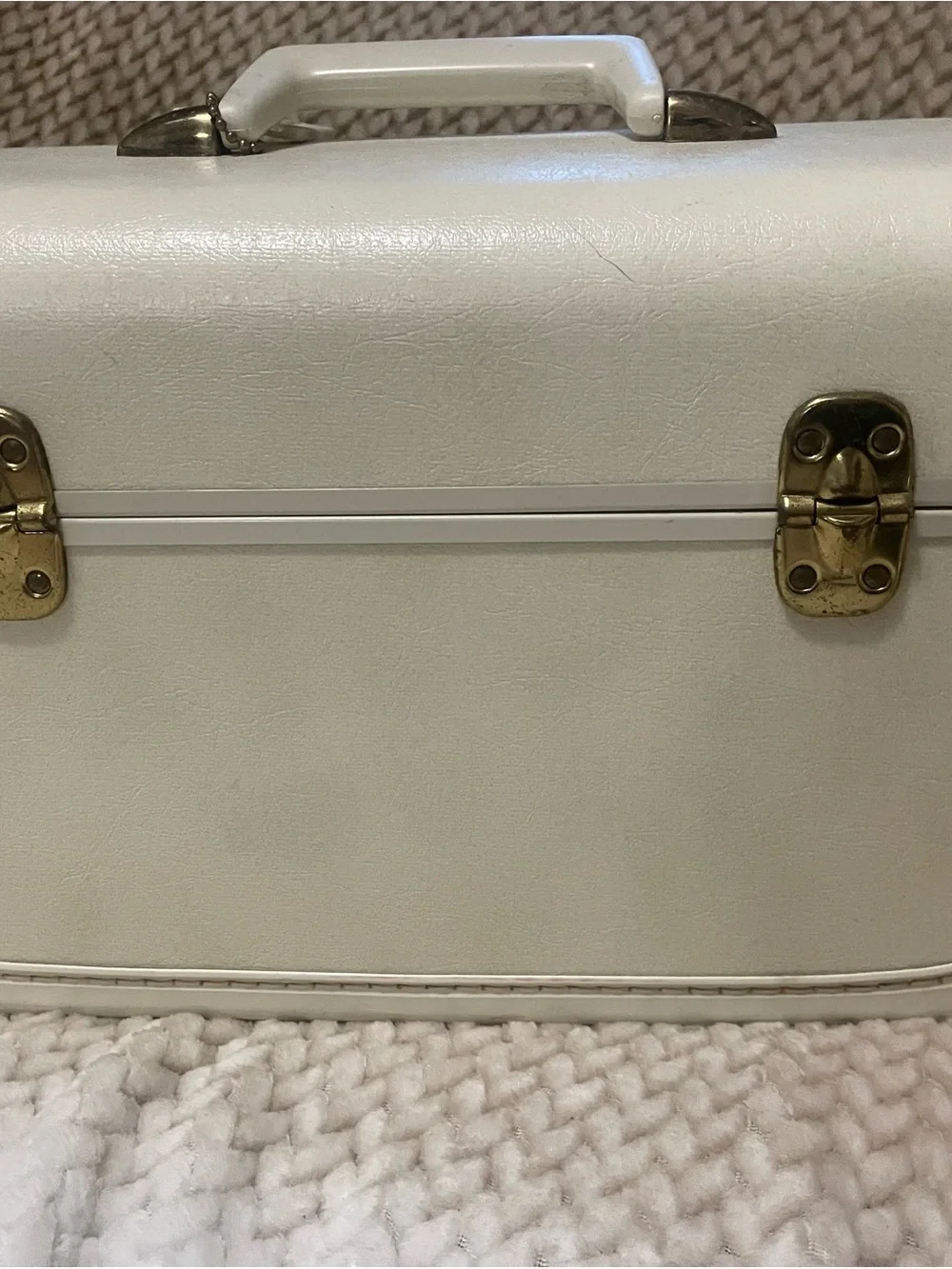 Taperlite Vintage Hard-Shell Train Case in Off-White